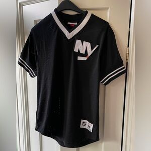 Black NY Islanders Jersey Shirt Size: M